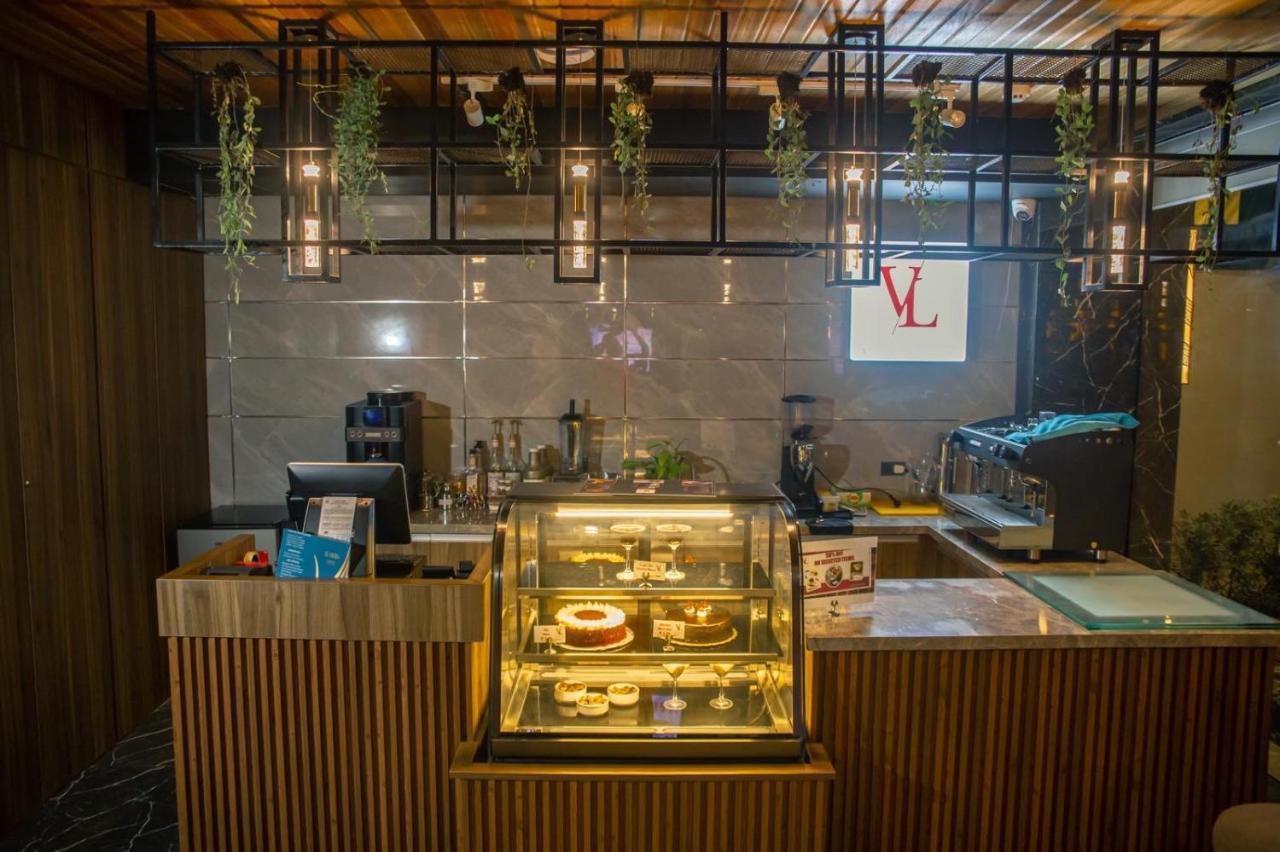 El Vistra Hotel Angeles Bagian luar foto